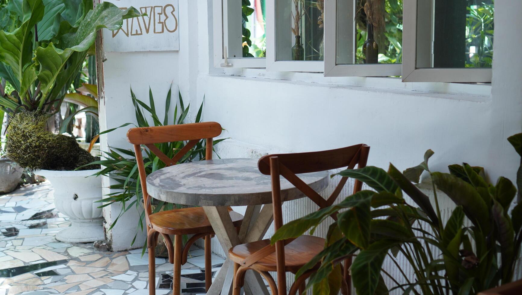 sillas y mesas de madera clásicas para un interior vintage de una cafetería. foto