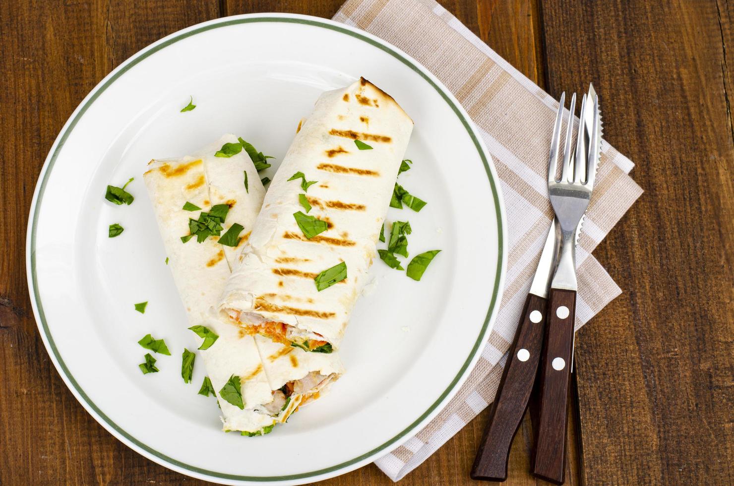 lavash fino con verduras y pollo en plato, shawarma. foto de estudio