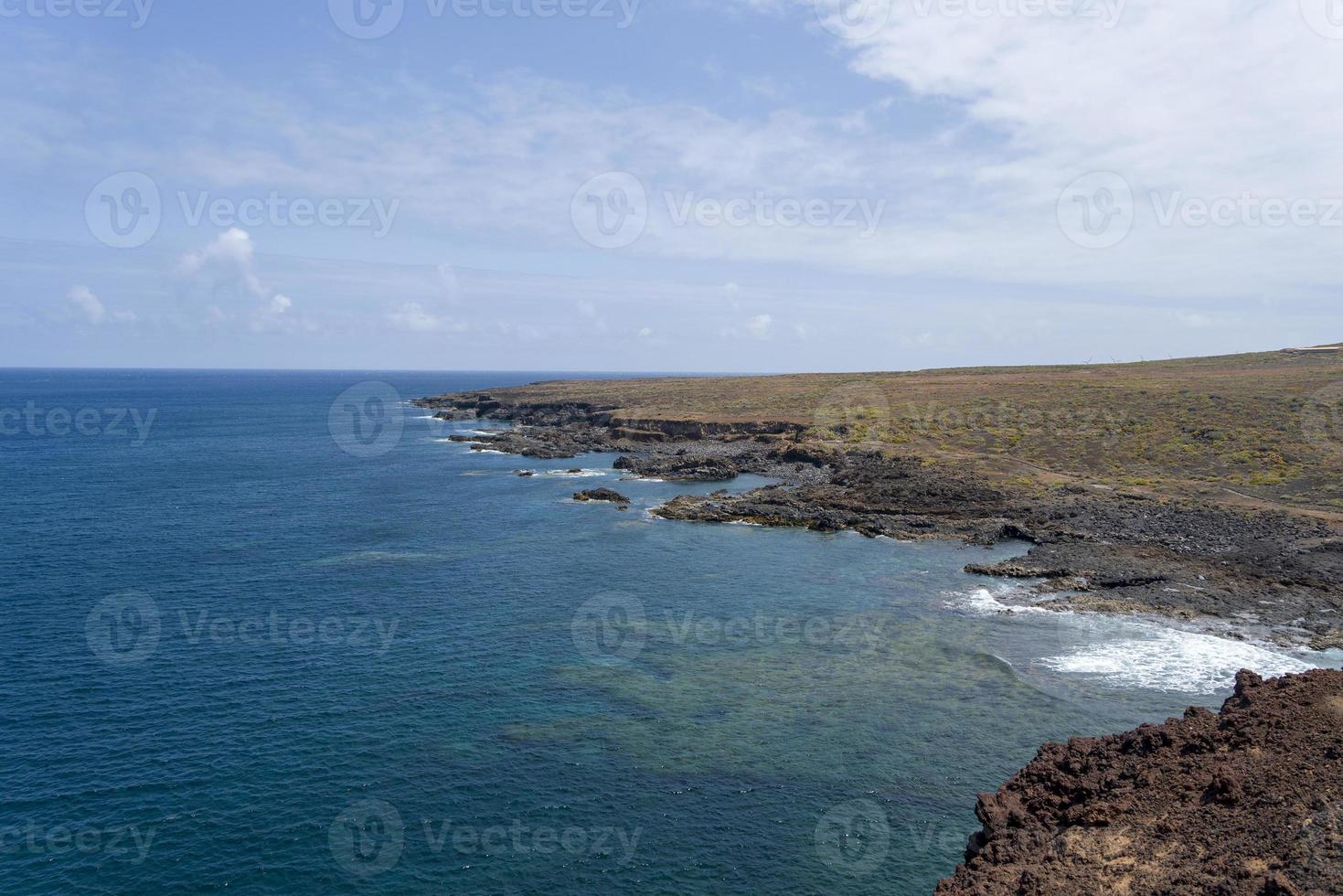 hermosa vista de los acantilados de los gigantes en la costa de tenerife, islas canarias, españa. paraíso vista al mar. foto