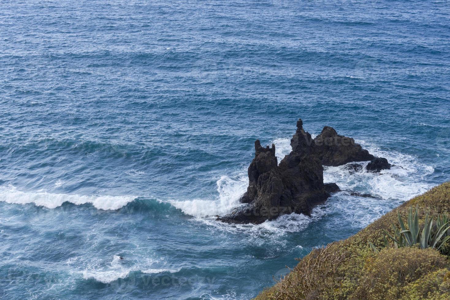 montañas y mar en la isla de tenerife. foto