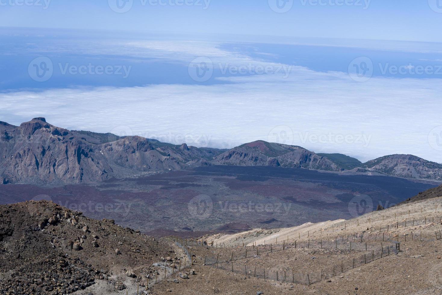 vista desde el volcán teide las canadas caldera con lava solidificada. paisaje de montaña del parque nacional del teide por encima de las nubes. tenerife, islas canarias, españa. foto