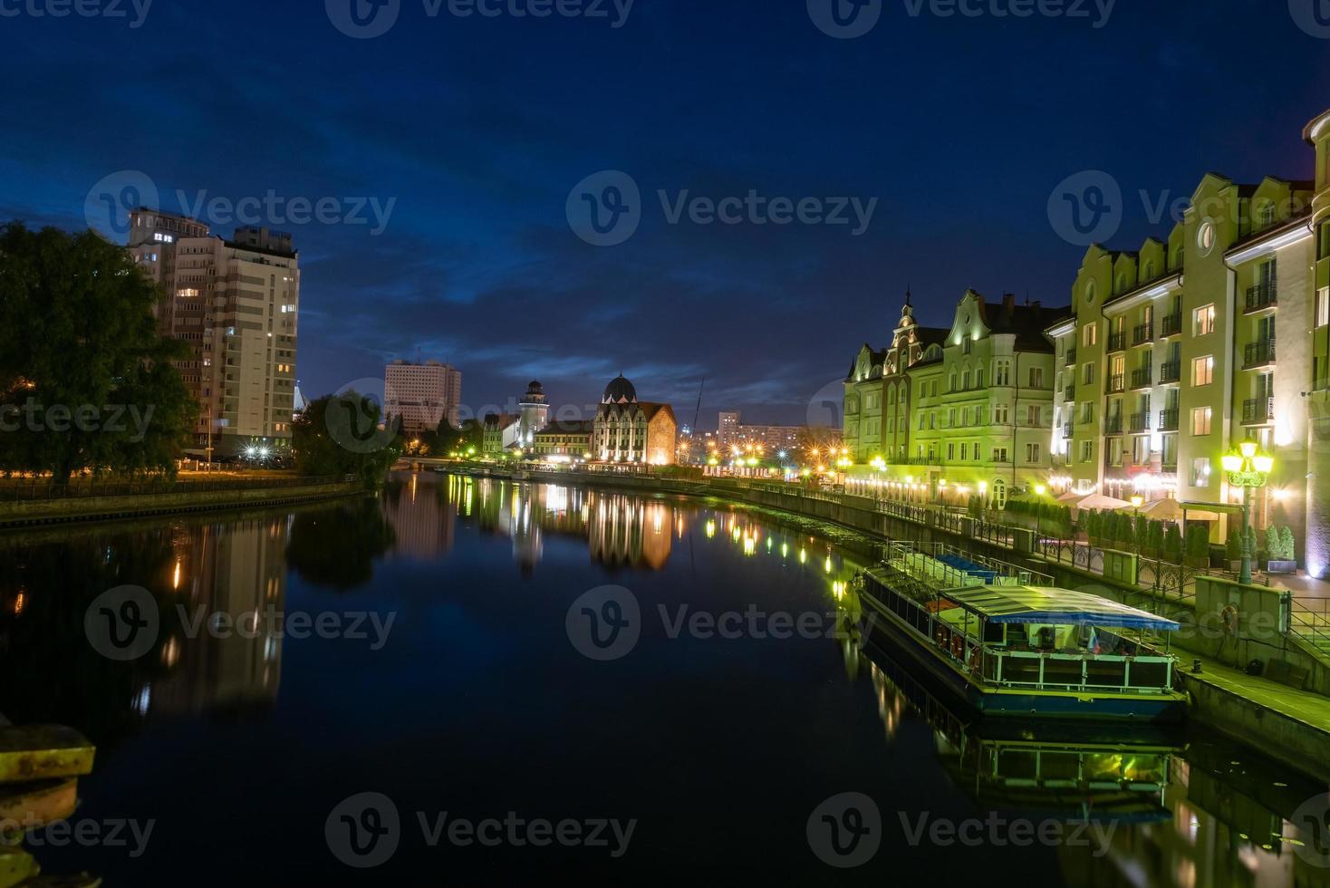 rusia, kaliningrado 05 junio 2021 fotografía nocturna. la luna esta brillando la parte central de la ciudad de kaliningrado. foto