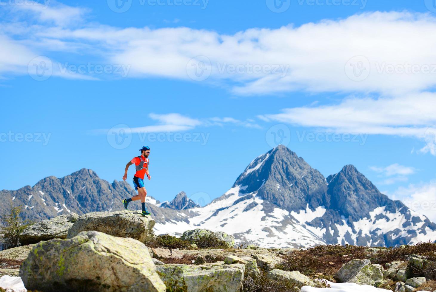 atleta de ultra mountain trail en acción durante el entrenamiento foto
