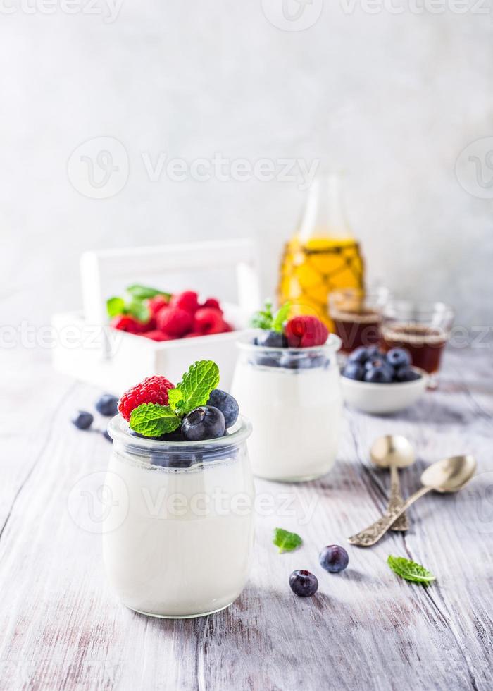 desayuno saludable con yogur natural y bayas foto