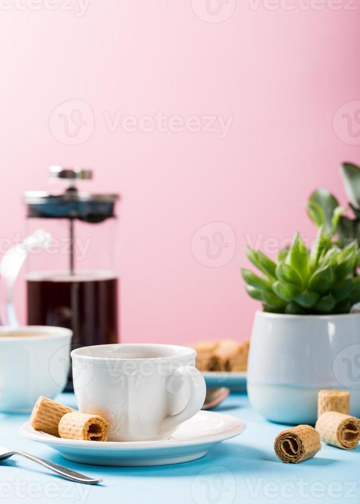 dos tazas de café con rollos de obleas foto