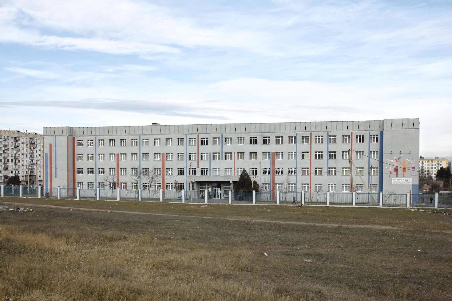 georgia, rustavi. 18 de enero de 2022. edificio de la escuela pública en rustavi, georgia. foto
