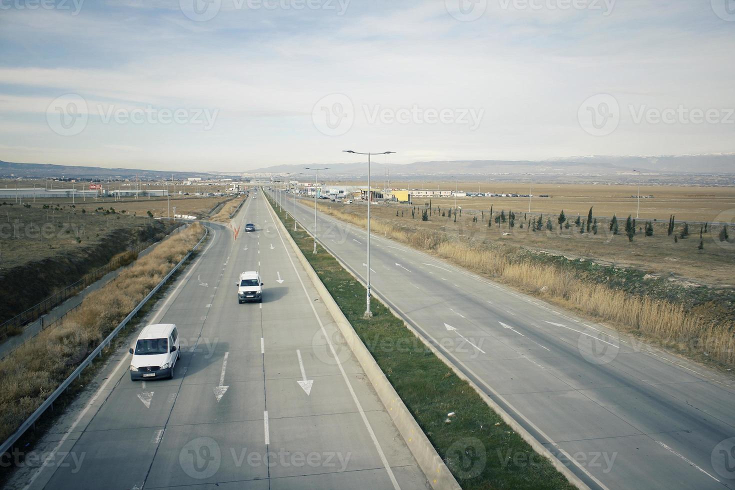 vista de la carretera principal desde el puente en invierno. foto