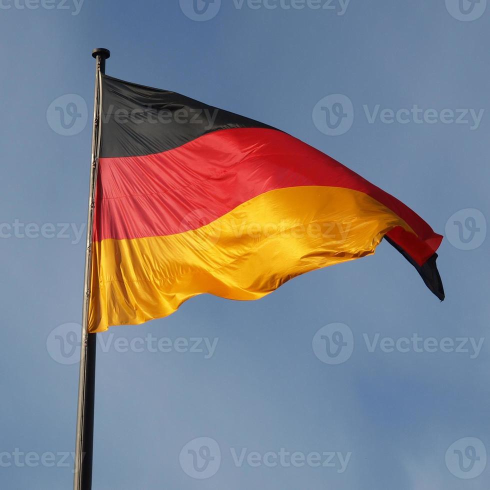 bandera alemana sobre el cielo azul foto