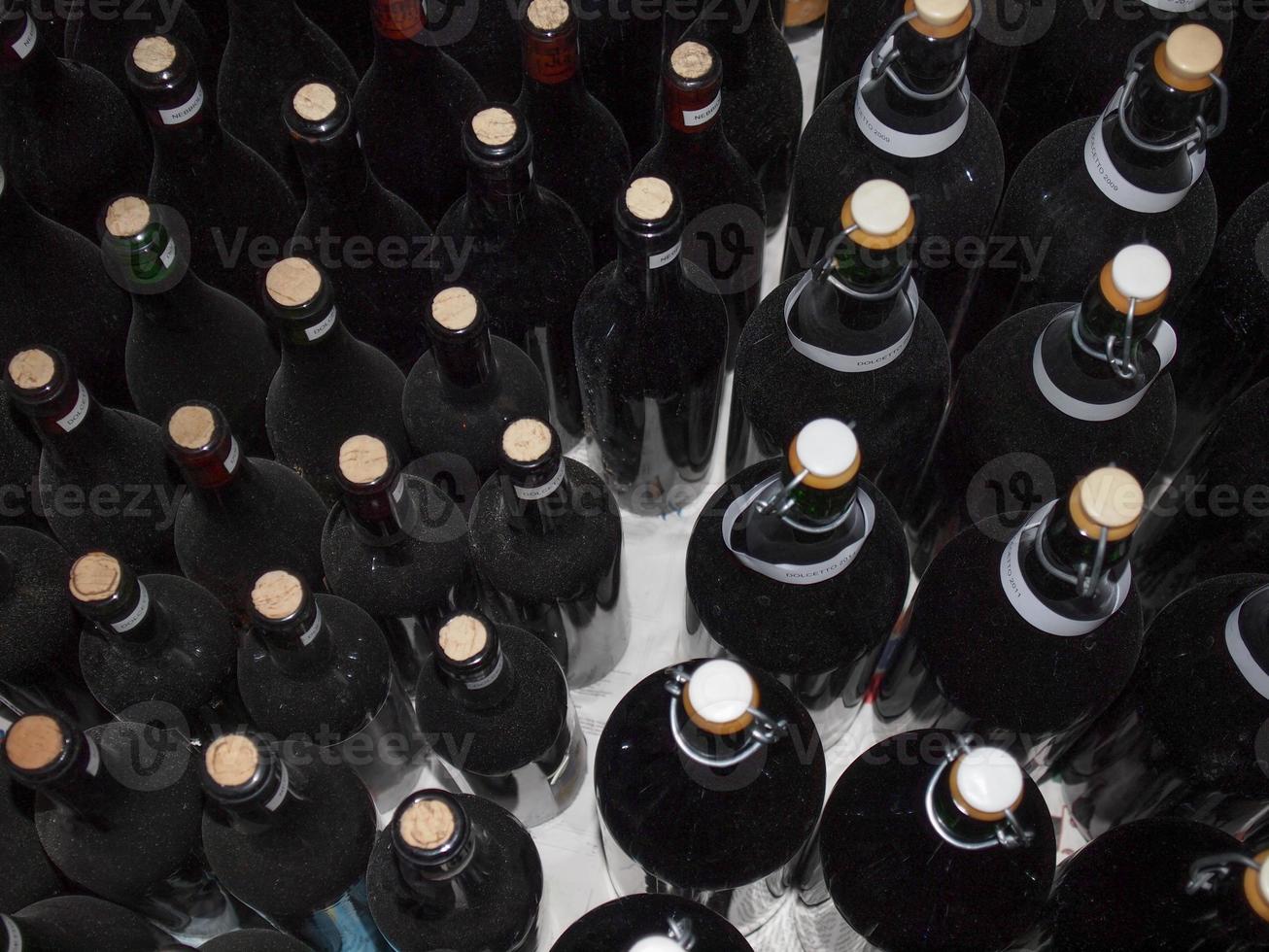 botellas de vino en la bodega foto