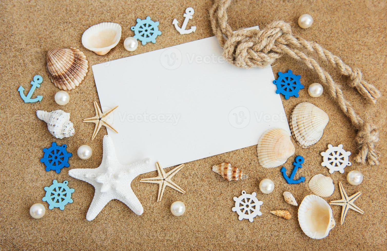 conchas, estrellas de mar y postal en blanco foto