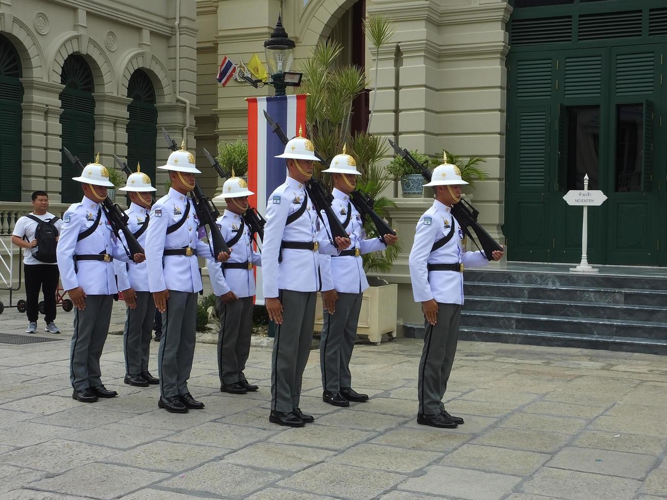 el gran palacio bangkok, tailandia, 22 de mayo de 2019, turistas que visitan el gran palacio y wat phra keaw en bangkok, tailandia.en bangkok, tailandia, 22 de mayo de 2019. foto