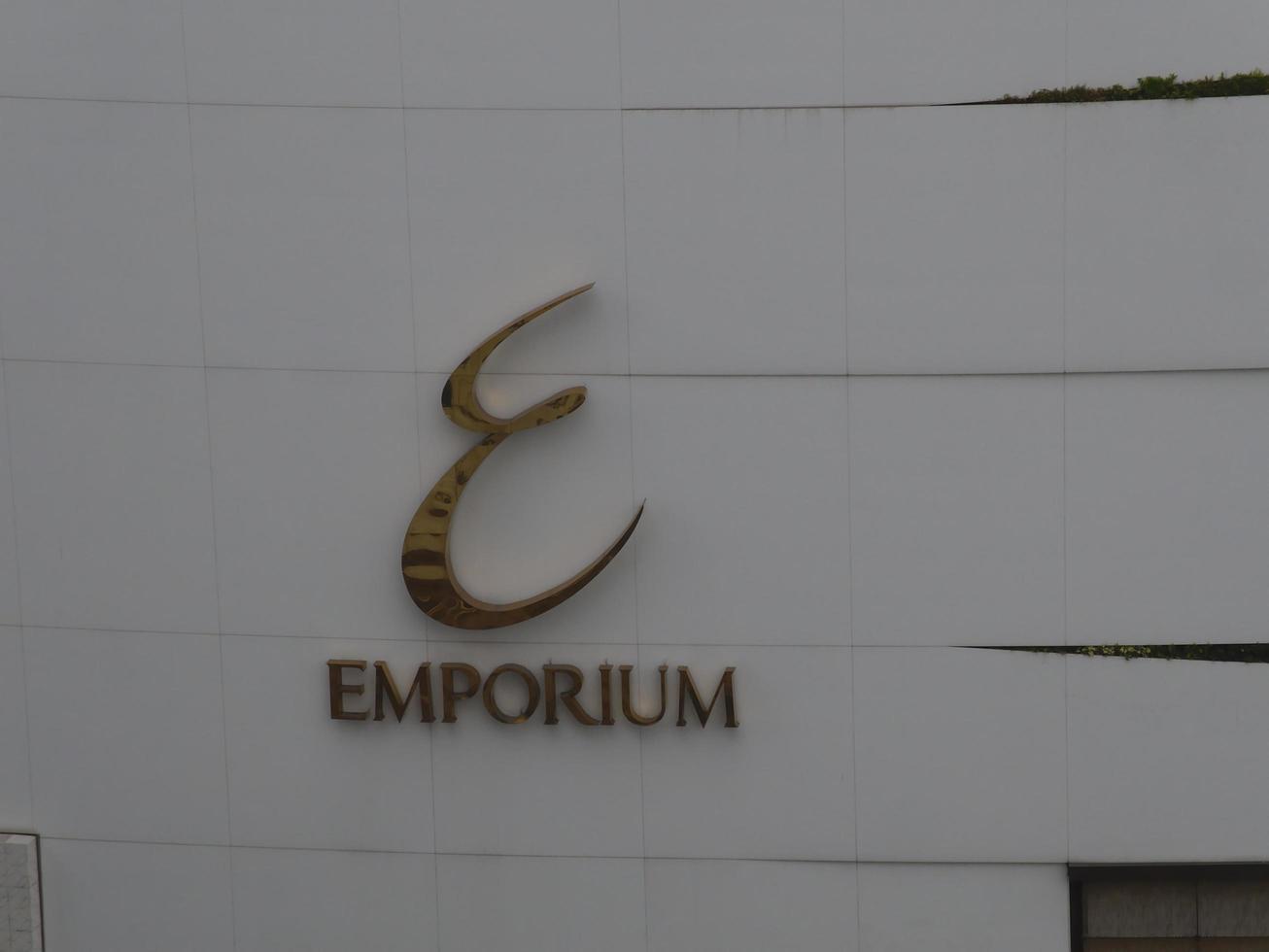 emporium logo bangkok tailandia13 de mayo de 2019emporium es un centro comercial de lujo en el distrito de khlong toei bangkok tailandia. abrió en 1997. es propiedad y está operado por el grupo de centros comerciales. foto
