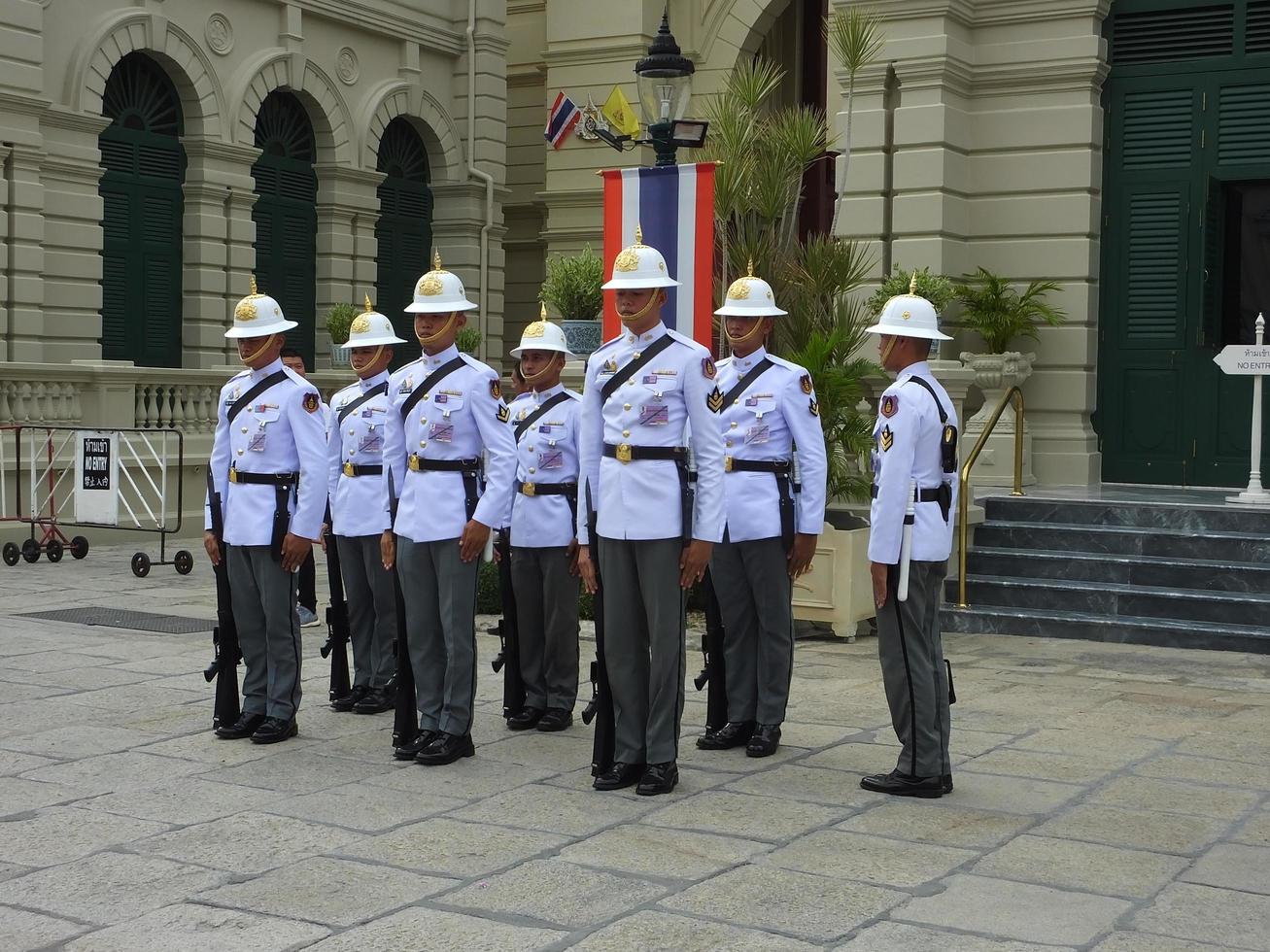 el gran palacio bangkok, tailandia, 22 de mayo de 2019, turistas que visitan el gran palacio y wat phra keaw en bangkok, tailandia.en bangkok, tailandia, 22 de mayo de 2019. foto