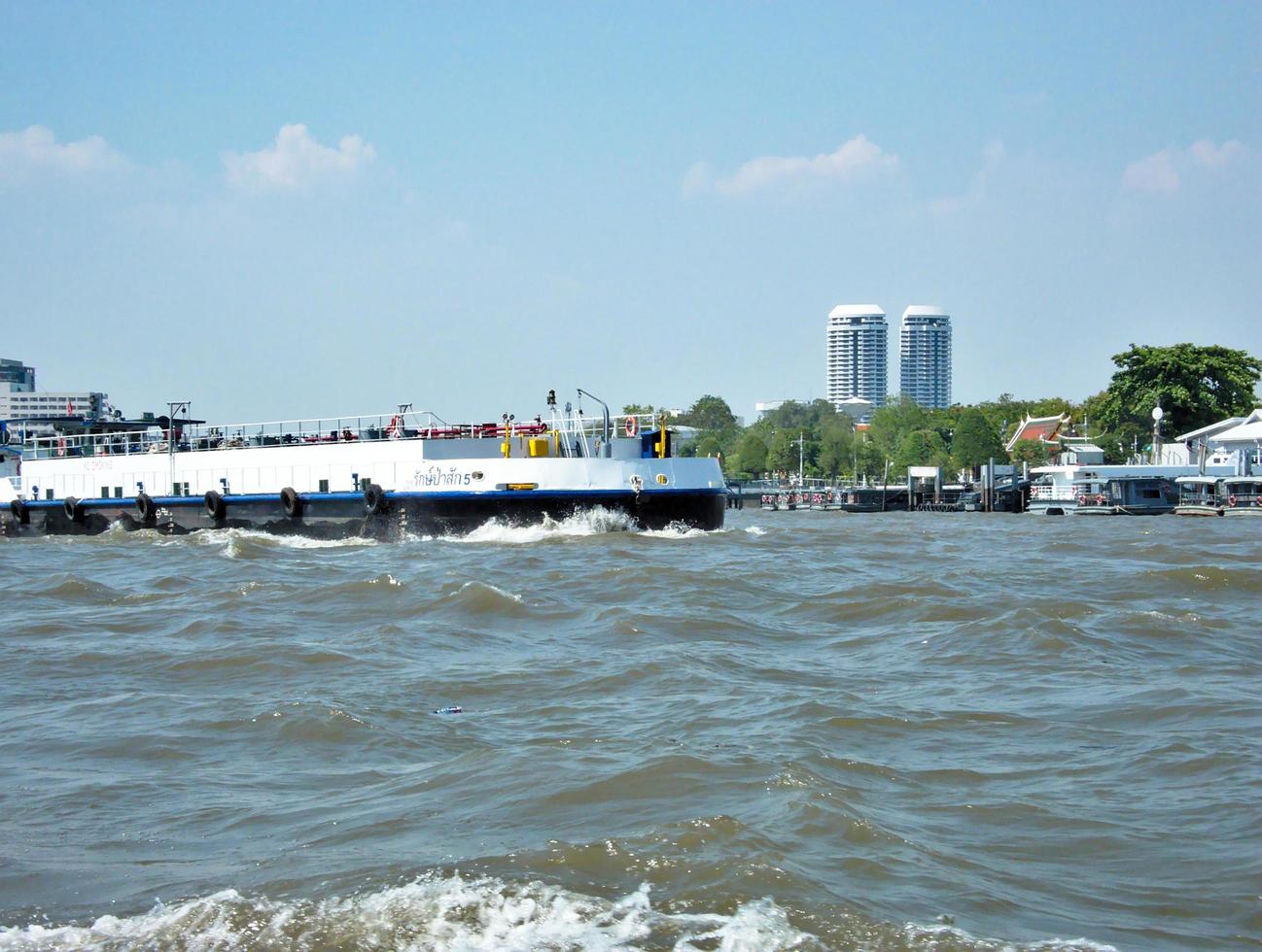 bangkok, tailandia, 8 de abril de 2019, en el río chao phraya, un gran buque de carga navega por el río chao phraya. foto
