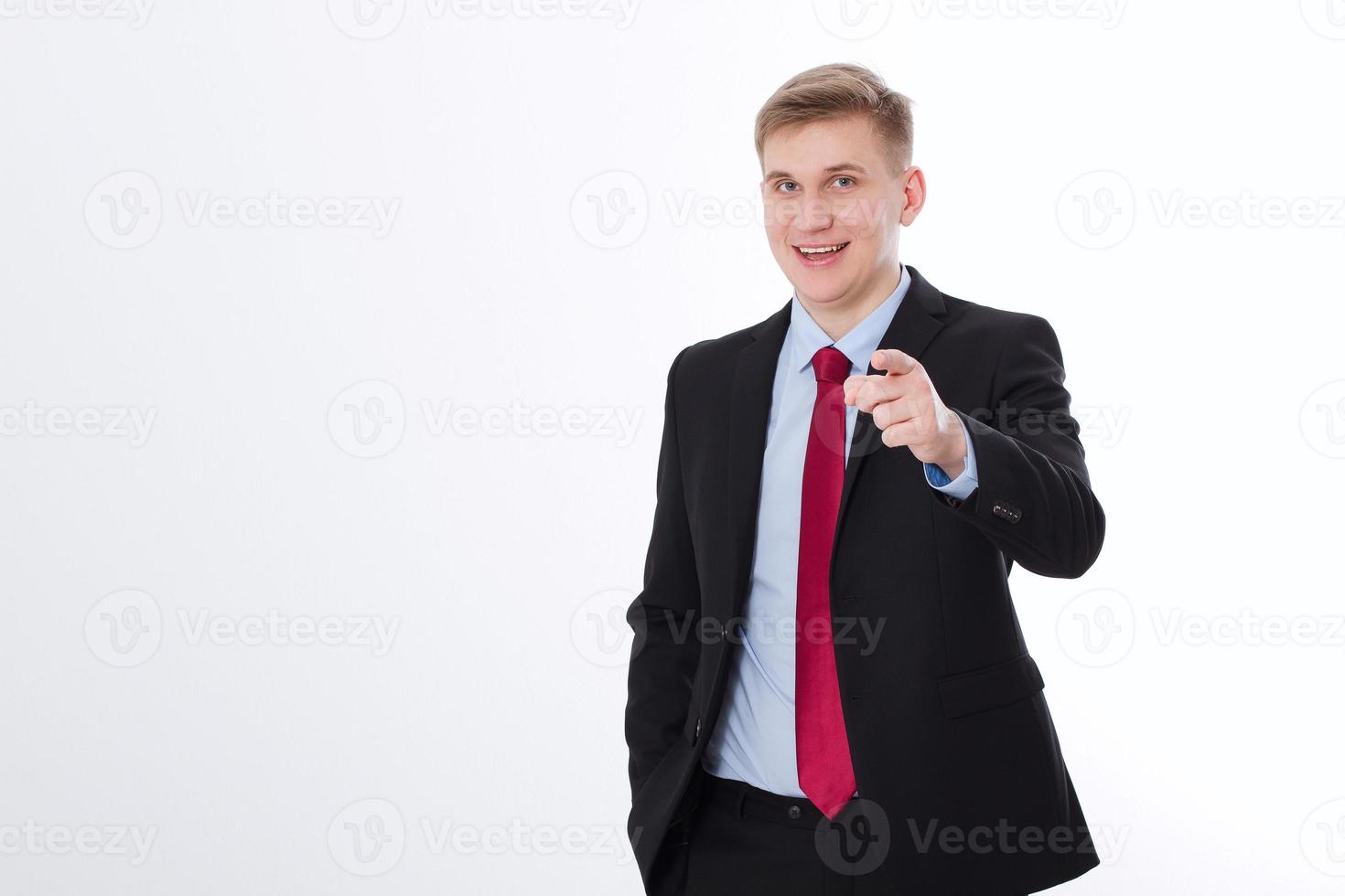 retrato de un joven hombre de negocios feliz y sonriente apuntándote aislado de fondo blanco. copia espacio y maqueta. concepto de negocio foto