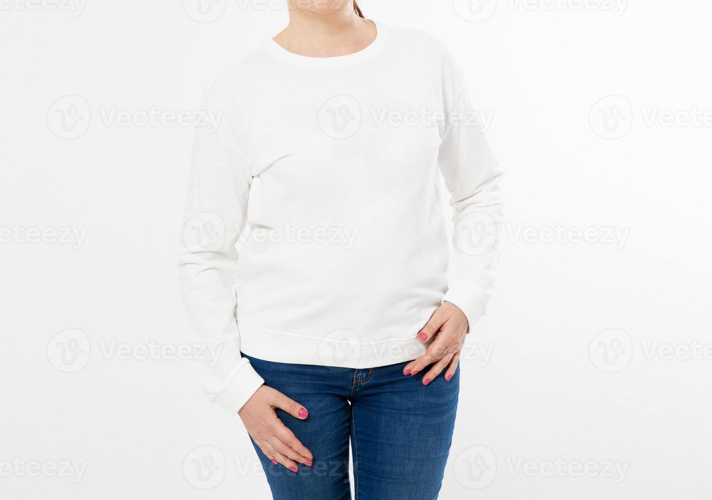 Camiseta blanca de manga larga con sonrisa mujer de mediana edad en jeans aislado, frontal, imagen recortada de maqueta foto