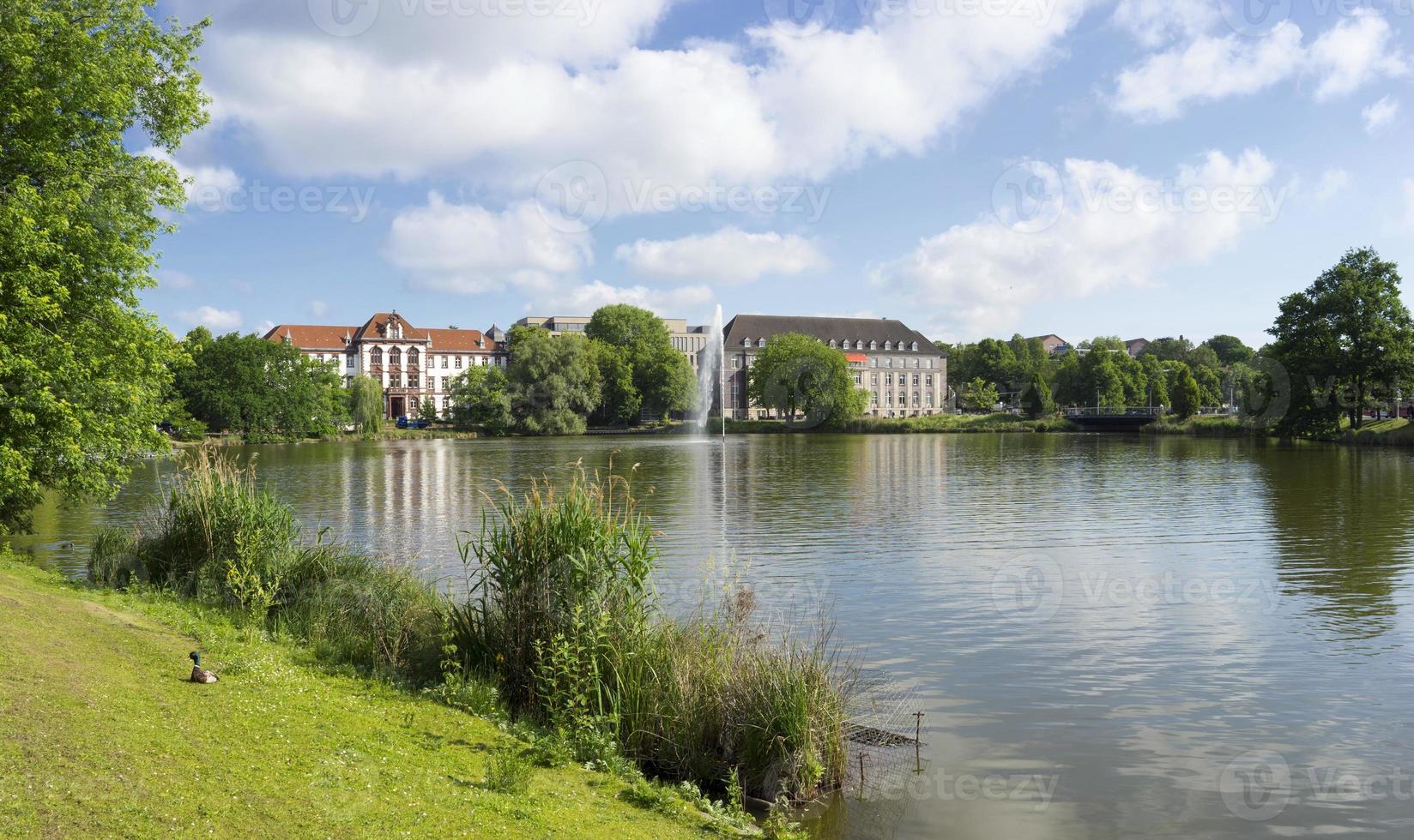 vista panorámica del ayuntamiento contra el lago, kiel foto