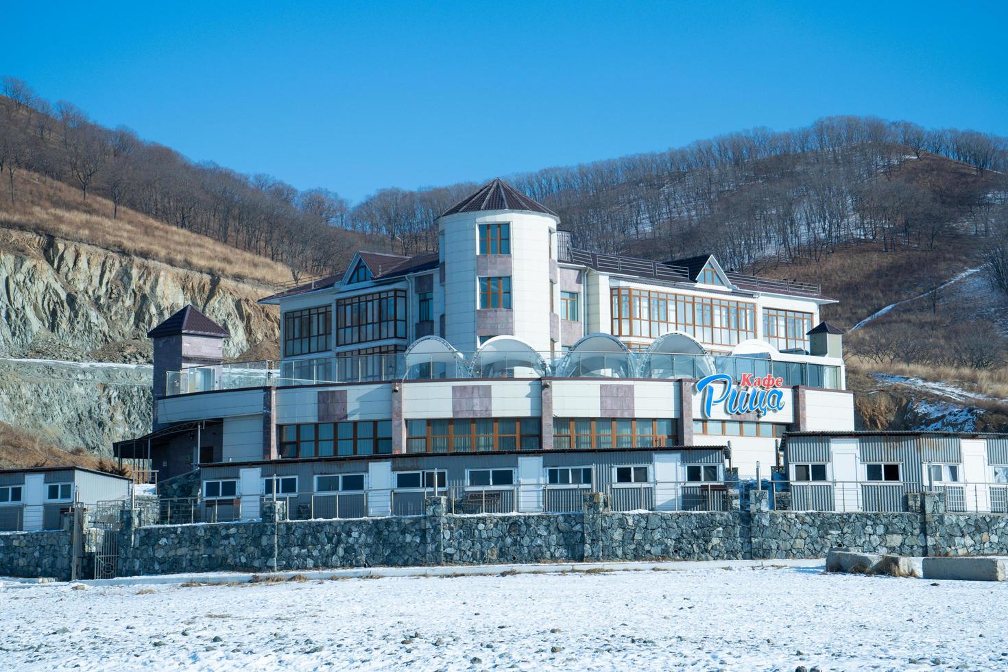 nakhodka, primorsky krai-11 de enero de 2020- paisaje con vistas al hotel en la zona de la bahía transparente. foto