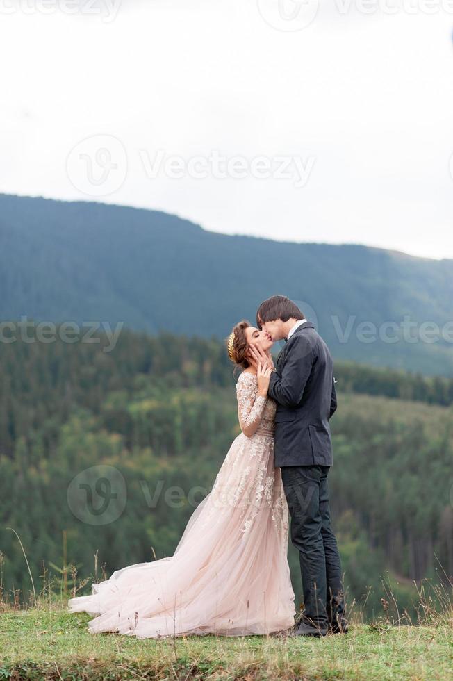 los novios celebran su boda en las montañas. Fotografía de boda. ceremonia de boda para dos. foto