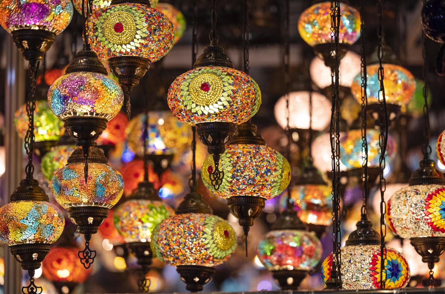 lámparas colgantes de cristal de colores orientales o linternas fondo de enfoque selectivo artístico. foto