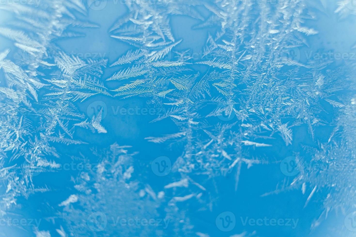 patrones de hielo en vidrio congelado. patrón de hielo abstracto en vidrio de invierno como imagen de fondo foto