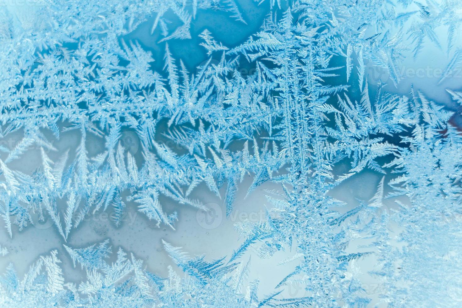 patrones de hielo en vidrio congelado. patrón de hielo abstracto en vidrio de invierno como imagen de fondo foto