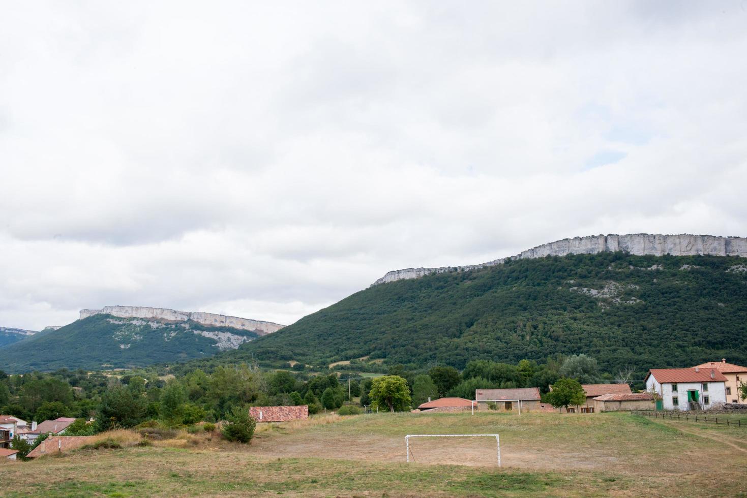 campo de fútbol verde sin niños en un pequeño pueblo cerca de las montañas. merindades, burgos, españa. España vacía. foto