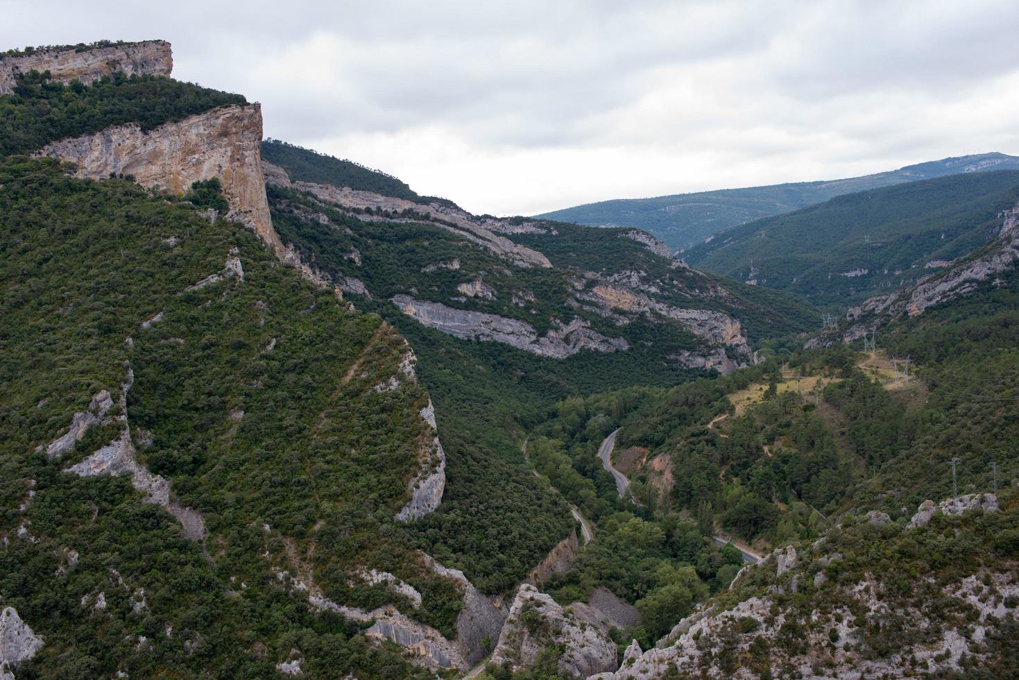 hermoso paisaje con verdes montañas y rocas. vista aérea de un valle en merindades, burgos, españa foto