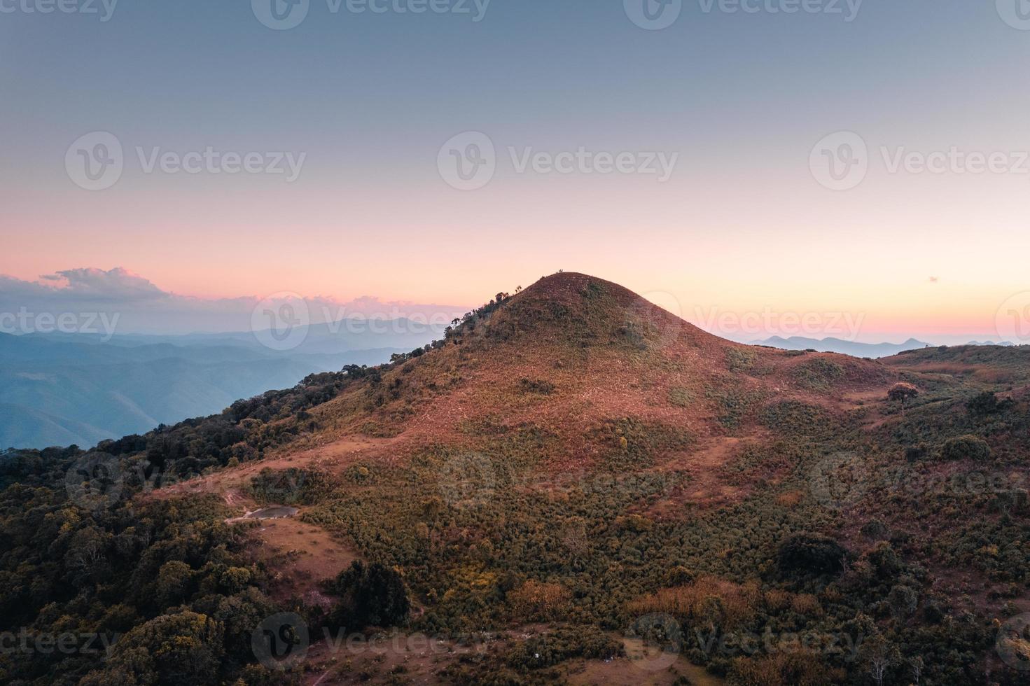 paisaje nocturno, montañas en el ángulo alto de la noche foto