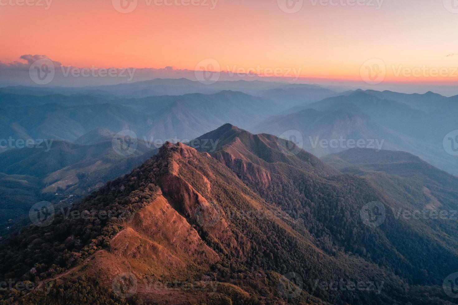 paisaje nocturno, montañas en el ángulo alto de la noche foto