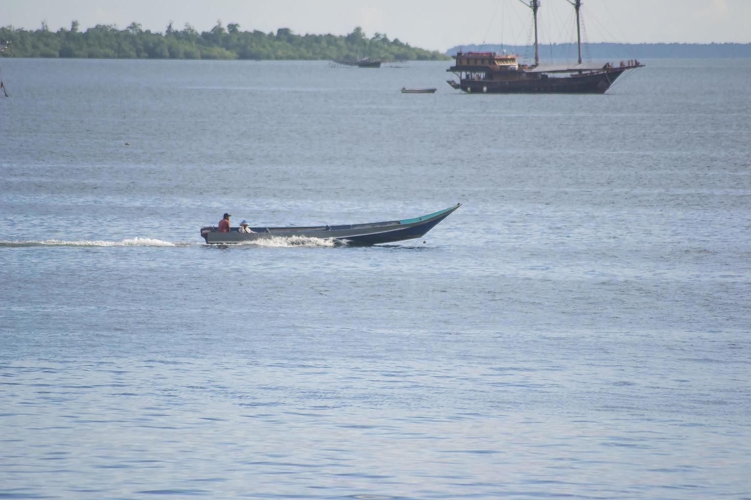 sorong, papúa occidental, indonesia, 30 de septiembre de 2021. los aldeanos cruzan las aguas de sorong usando botes foto