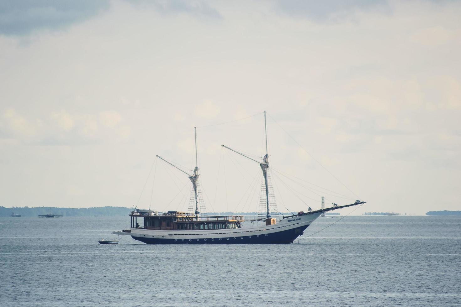 amarre de un barco tradicional de madera en el mar foto