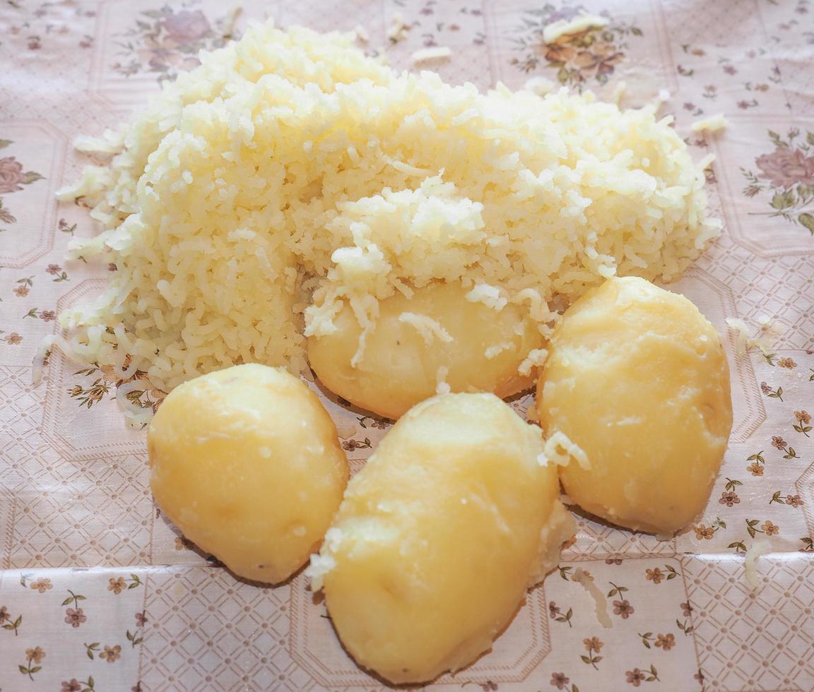 preparación de puré de patata foto
