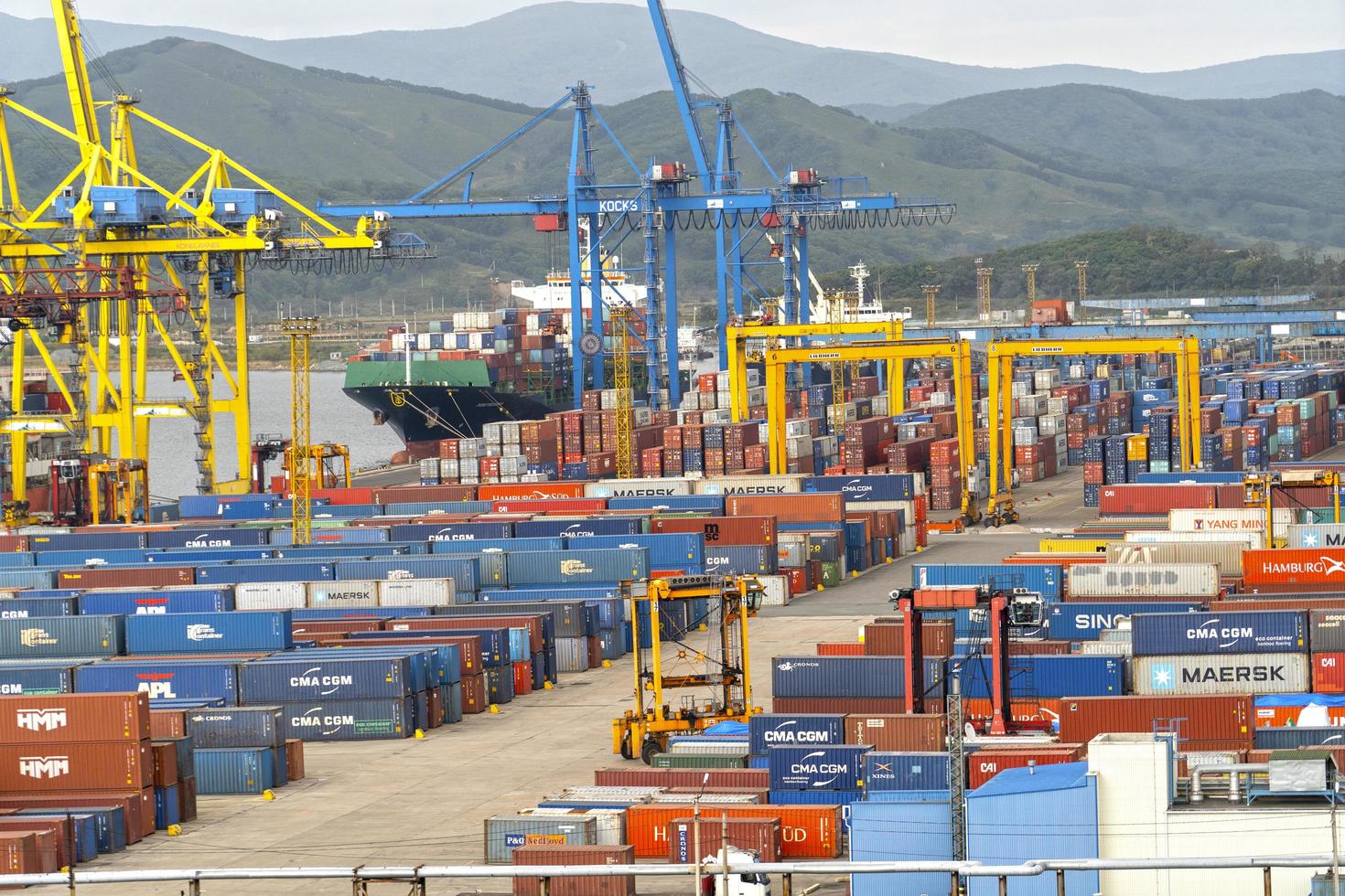 nakhodka, rusia - 26 de septiembre de 2020-paisaje industrial con vistas al puerto. foto