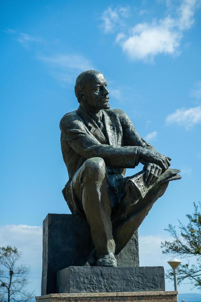 nakhodka, primorsky krai - 26 de septiembre de 2020: horizonte de la ciudad con vistas a la escultura foto