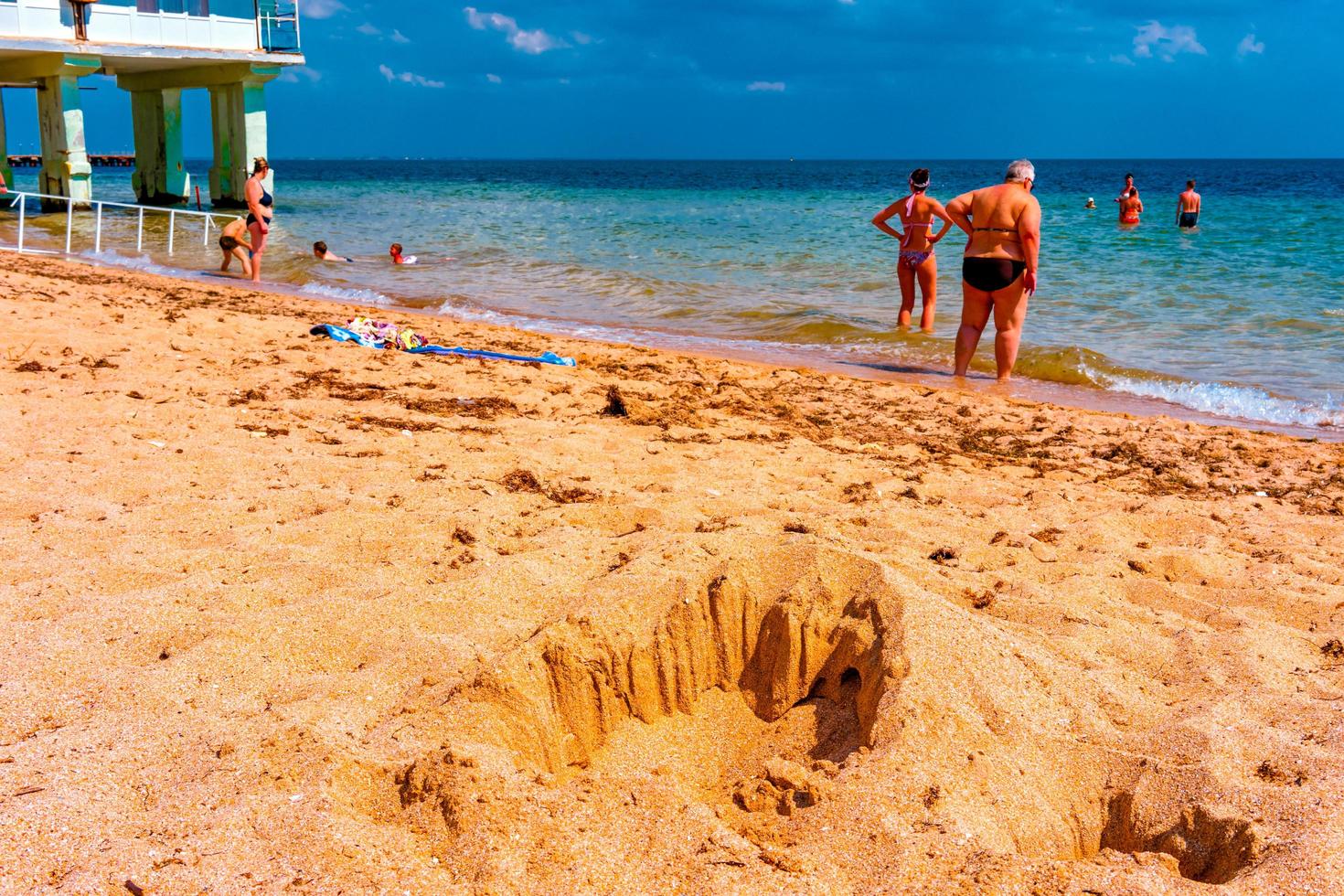 evpatoria, crimea-23 de mayo de 2018 -zona de playa de la ciudad turística. la gente descansa junto al mar. foto