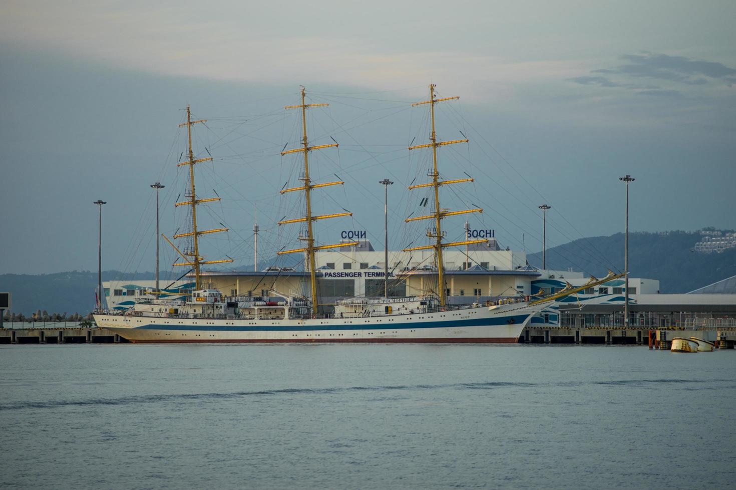 sochi, rusia-octubre 8, 2016-seascape con velero mir en el muelle foto