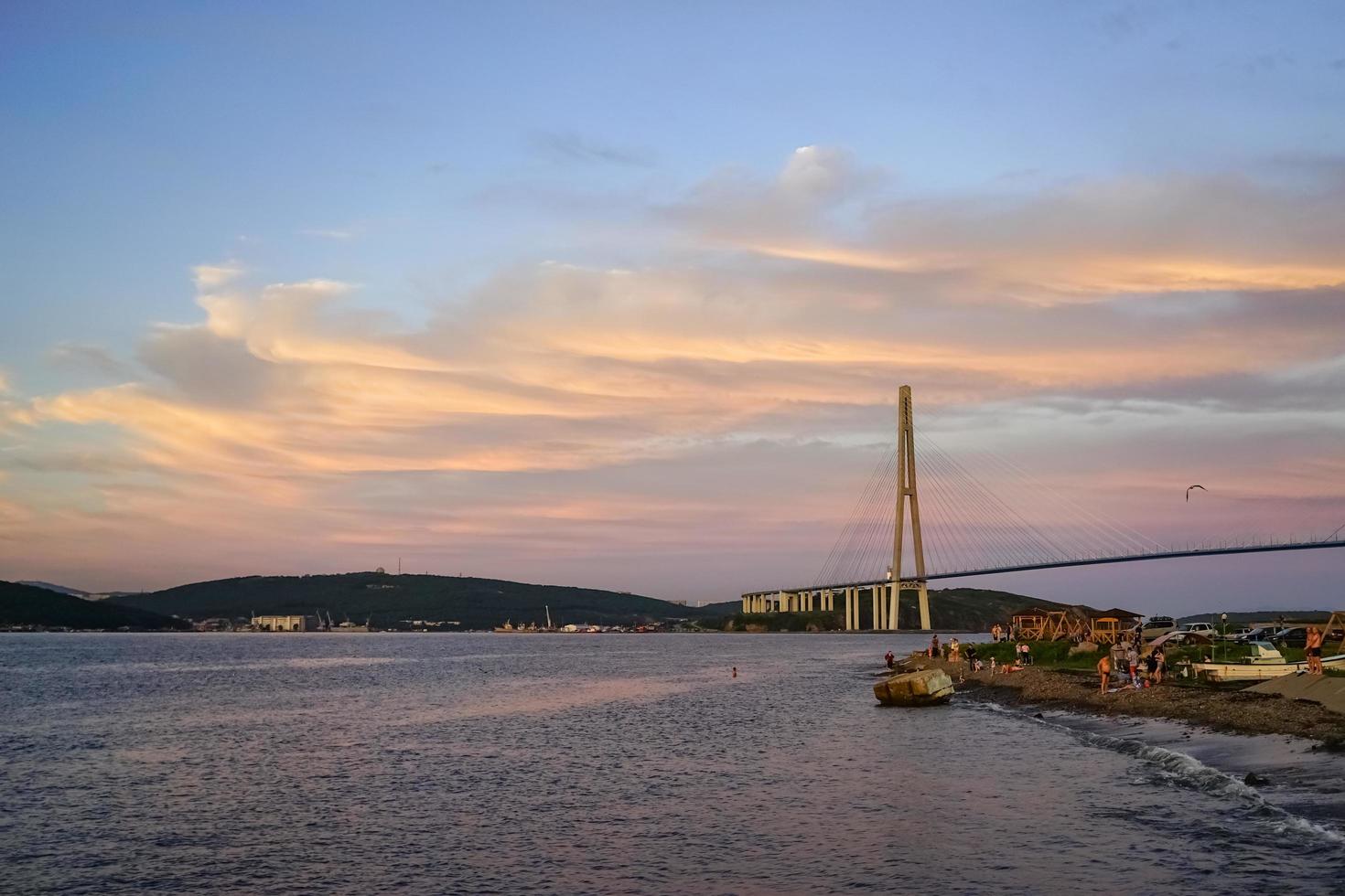 vladivostok, rusia-14 de septiembre de 2019- paisaje marino con vistas al puente ruso al atardecer. foto