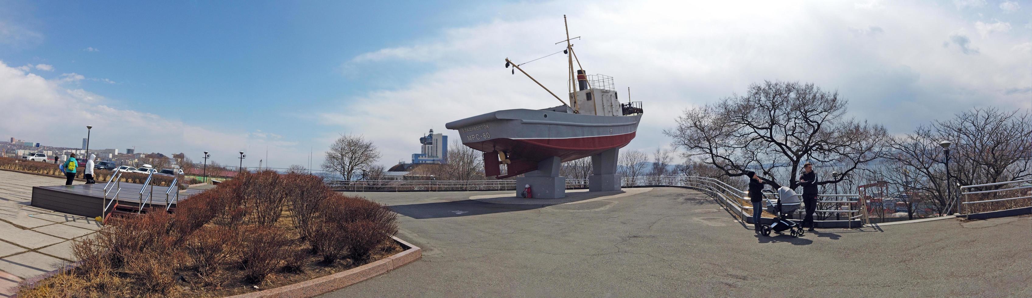 vladivostok, primorsky krai - 6 de abril de 2019 - panorama de la ciudad con vistas y gente. foto