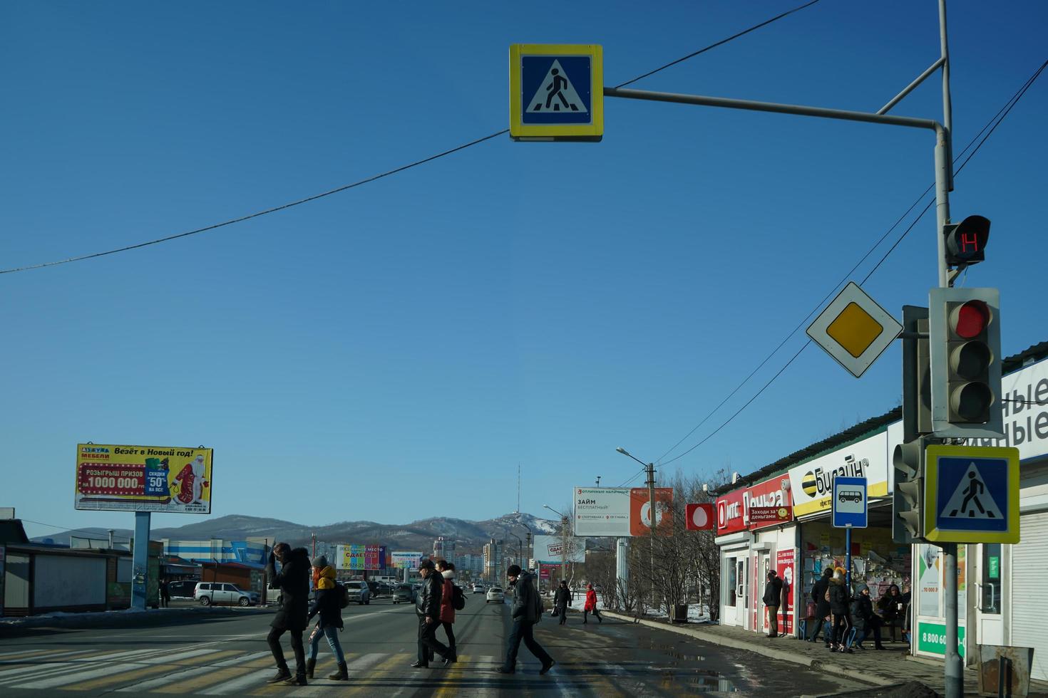 nakhodka, rusia-10 de enero de 2020 - paisaje urbano con vistas a la carretera, edificios y personas. foto