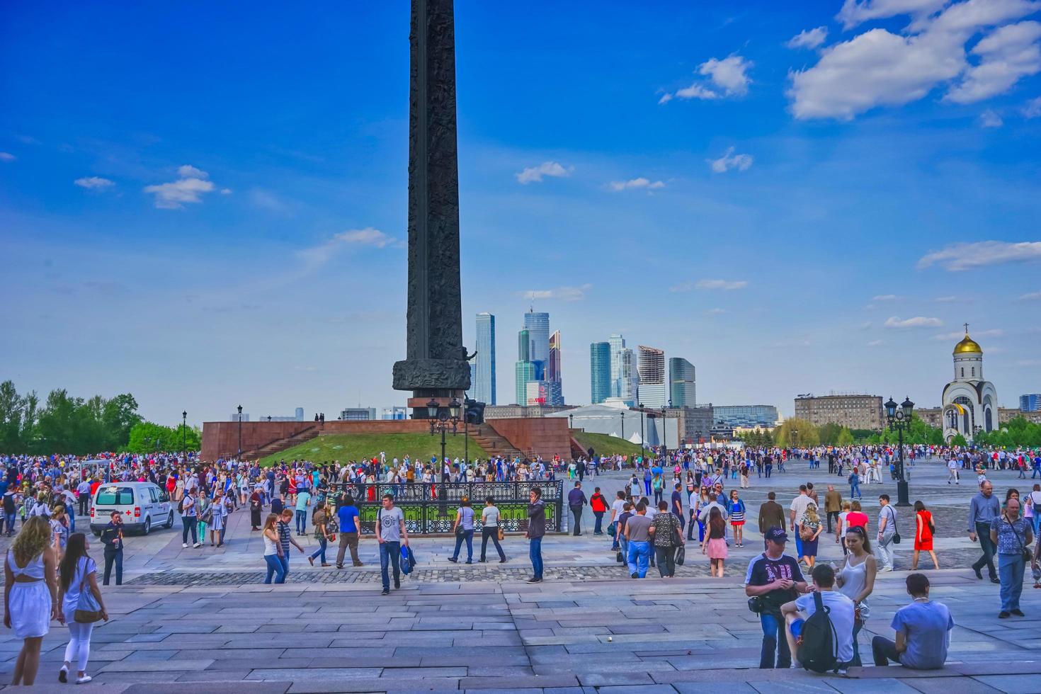 moscú, rusia-9 de mayo de 2016-día de la victoria en la ciudad capital. la gente celebra en las calles y parques. foto