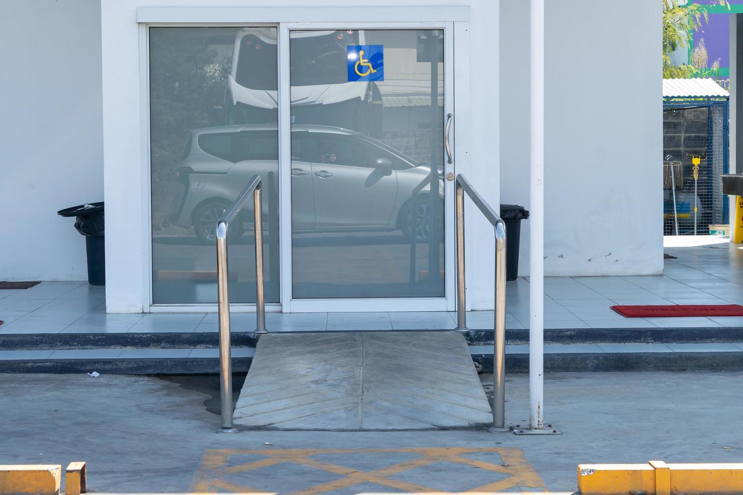 sendero de entrada al edificio con rampa para personas mayores o personas discapacitadas que no pueden ayudarse a sí mismas en silla de ruedas. foto