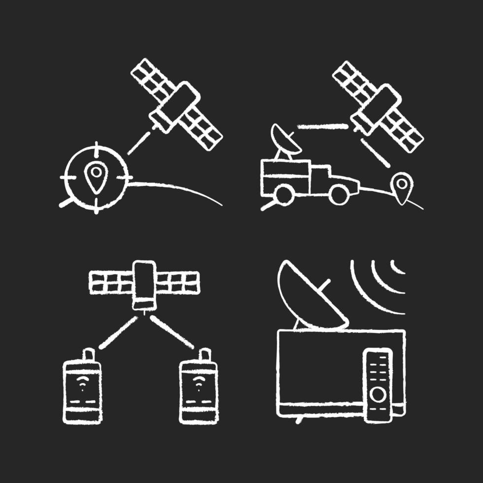 satélites de comunicaciones iconos blancos de tiza sobre fondo oscuro. navegación, satélites militares. conexión de la red mundial de telecomunicaciones. ilustraciones vectoriales aisladas de pizarra en negro vector