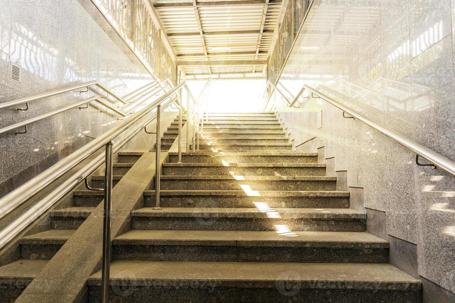 salida del metro, pasaje subterráneo a calle soleada foto