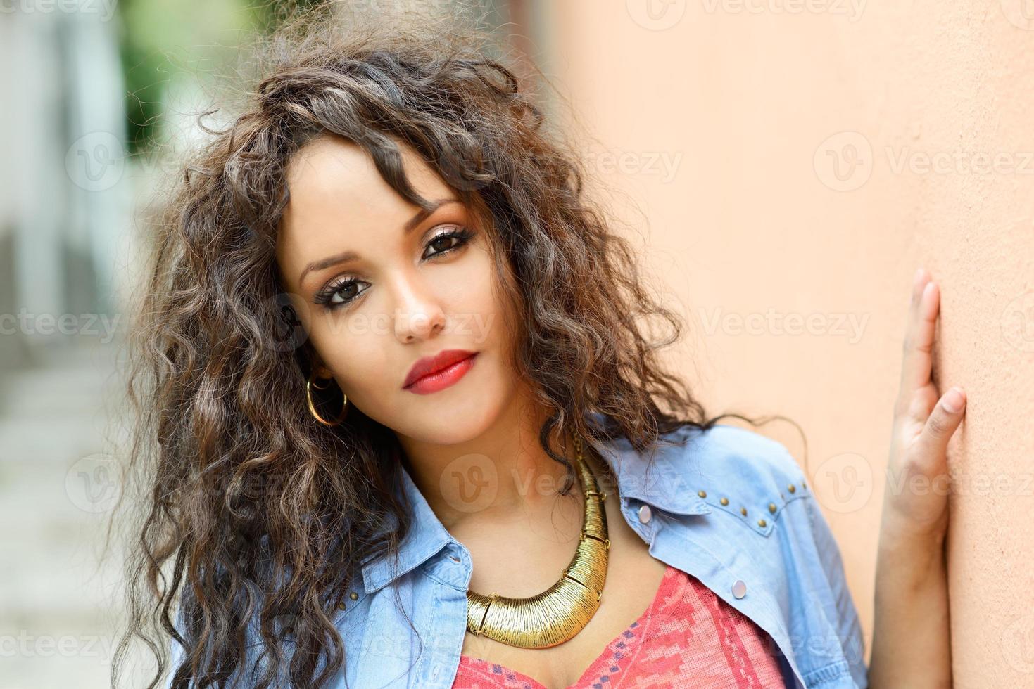 https://static.vecteezy.com/system/resources/previews/005/353/391/non_2x/attractive-mixed-woman-in-urban-background-wearing-casual-clothes-photo.jpg