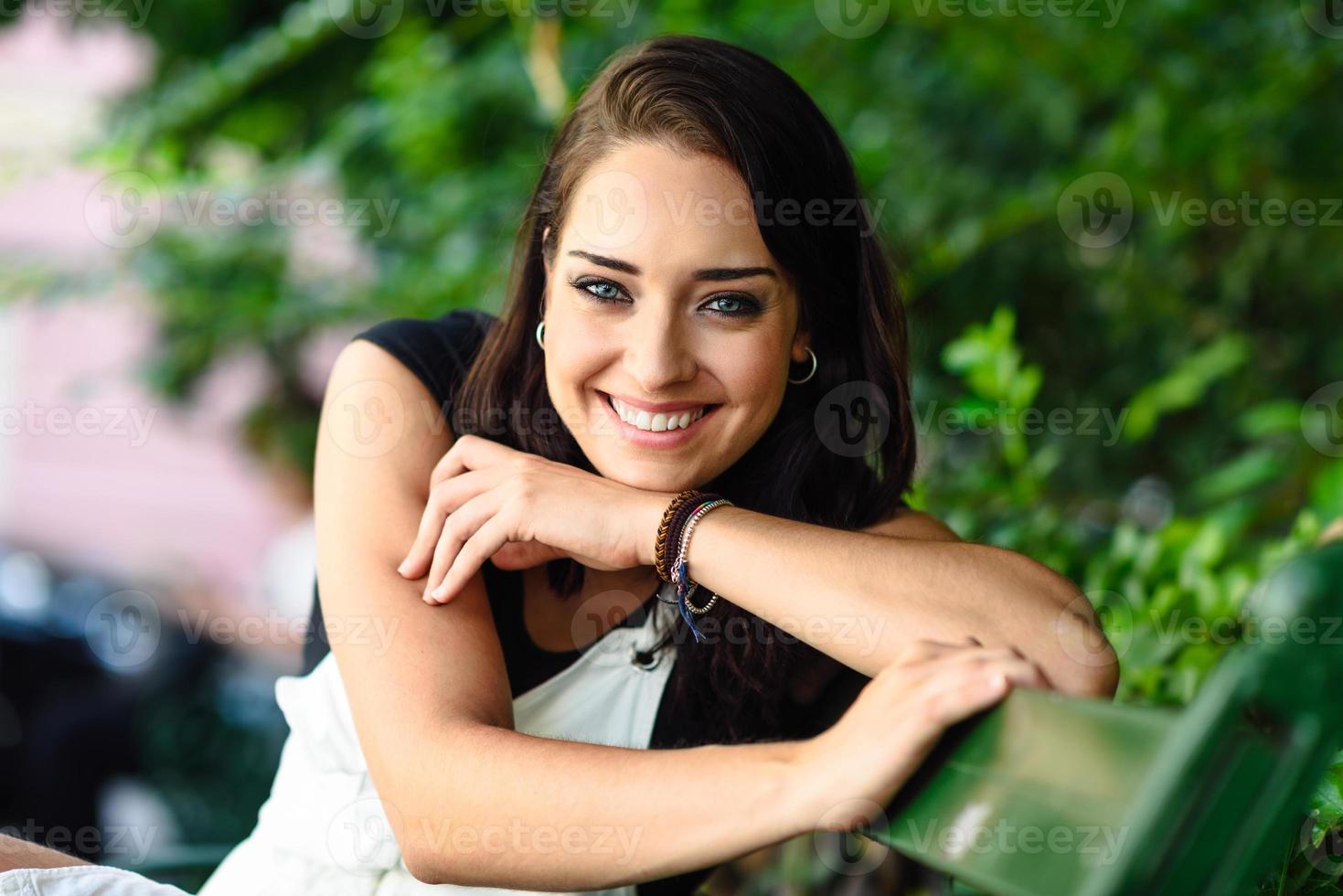 mujer joven feliz con ojos azules mirando a la cámara. foto