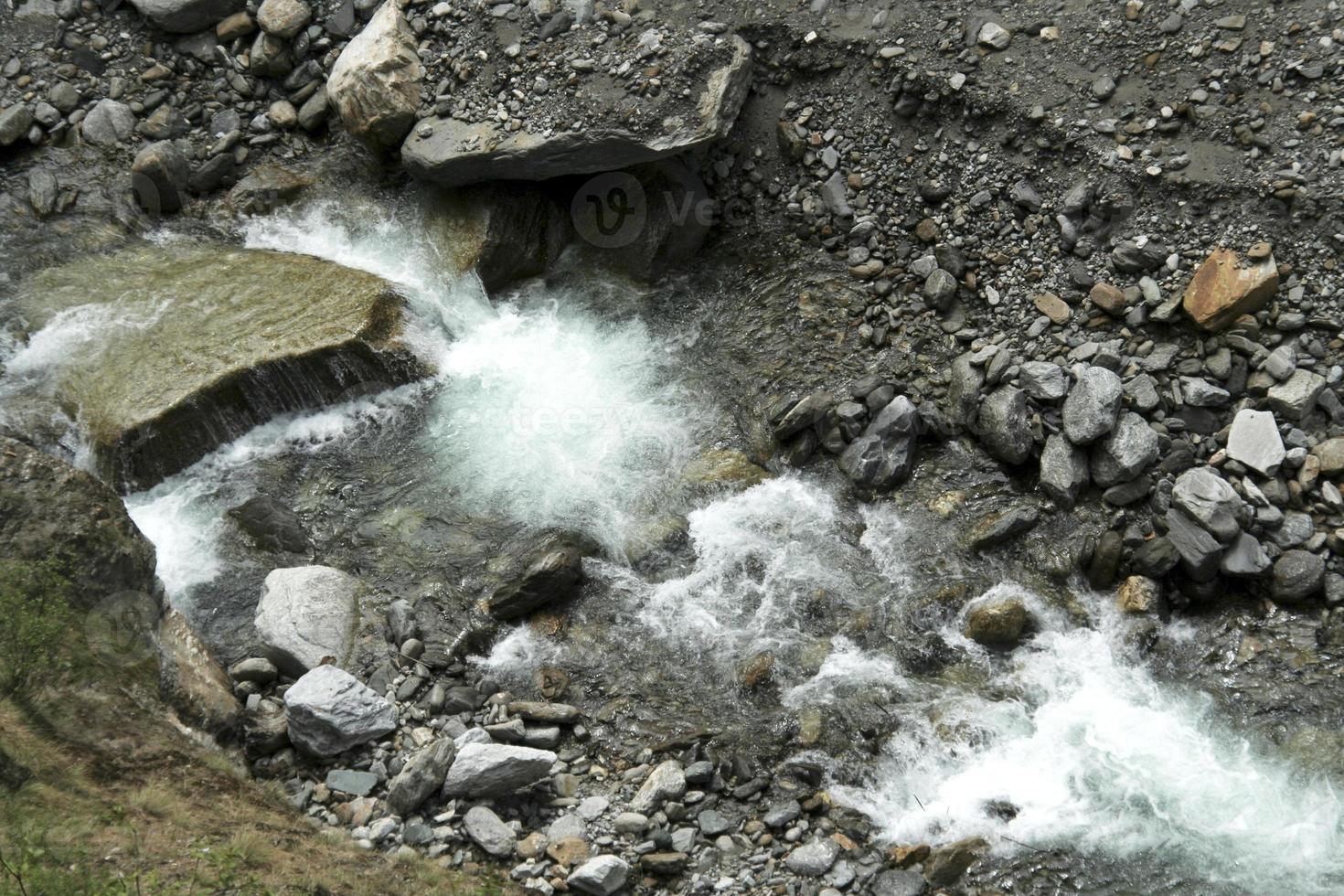 chorro de agua congelada foto