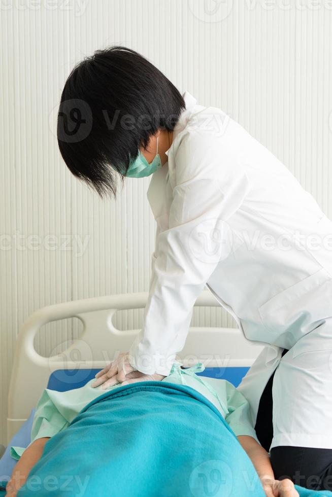 doctor haciendo cpr a un paciente que tiene un paro cardíaco foto