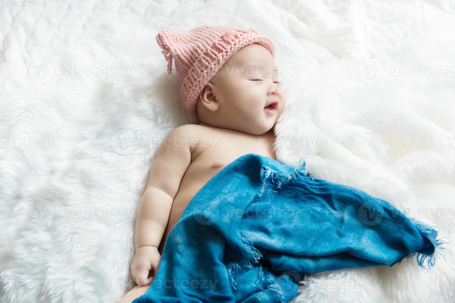 bebé recién nacido niño sonriendo sentirse bien feliz foto