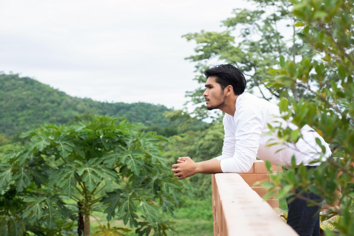 joven hipster descansando, fumando cigarrillos con la naturaleza y la brisa fresca. foto